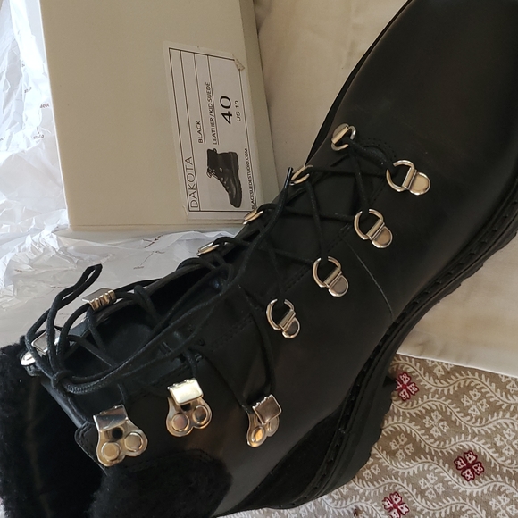 Black Suede Studio brand hikers, size 40, black leather, suede, shearling. - Picture 7 of 9